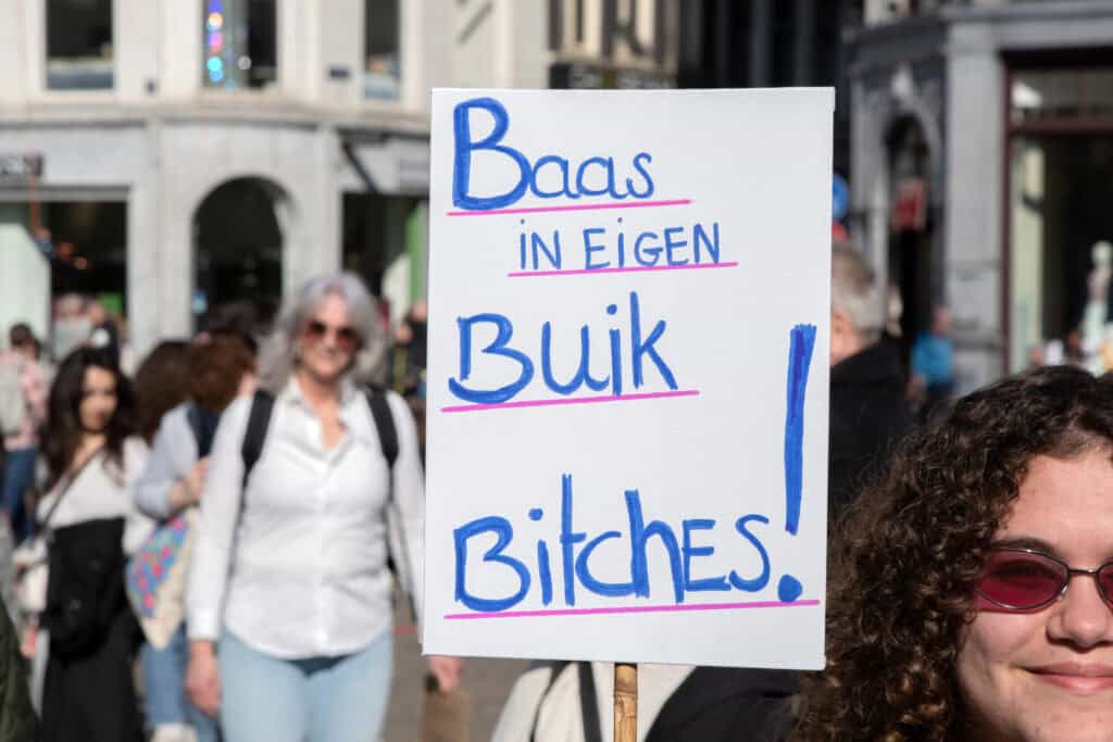 garota-segura-baas-in-eigen-buik-sinal-em-dolle-mina-protesto-2025