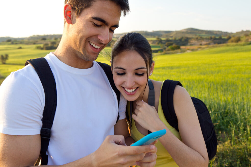 backpackers-using-their-travel-esim-from-jetpac-to-navigate