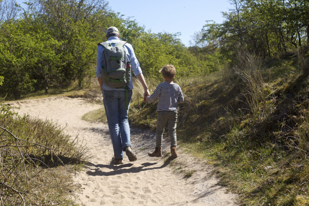 photo-father-and-son-walking-to-the-beach-in-haarlem