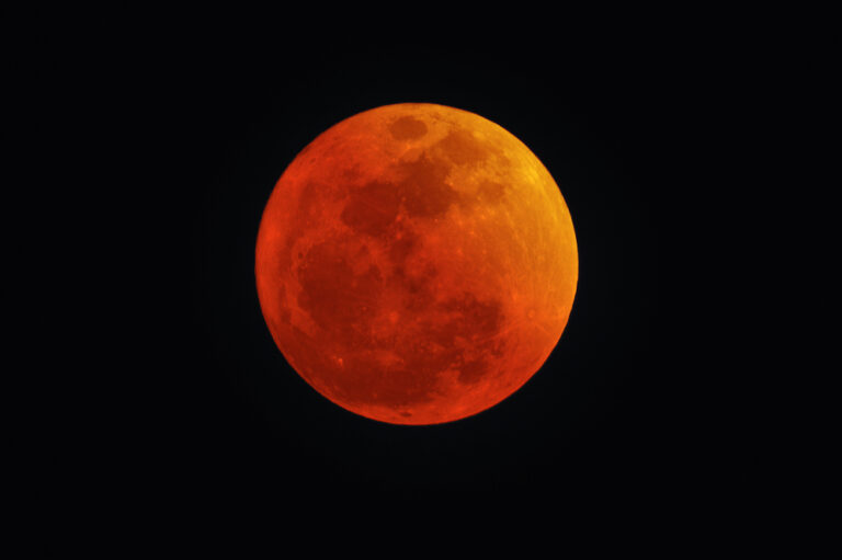 Grab a torch: a total lunar eclipse is coming to the Netherlands this week!