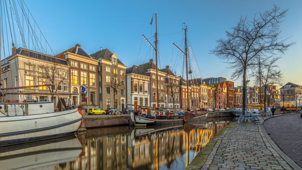 boats-docked-at-a-quay-in-the-centre-of-groningen