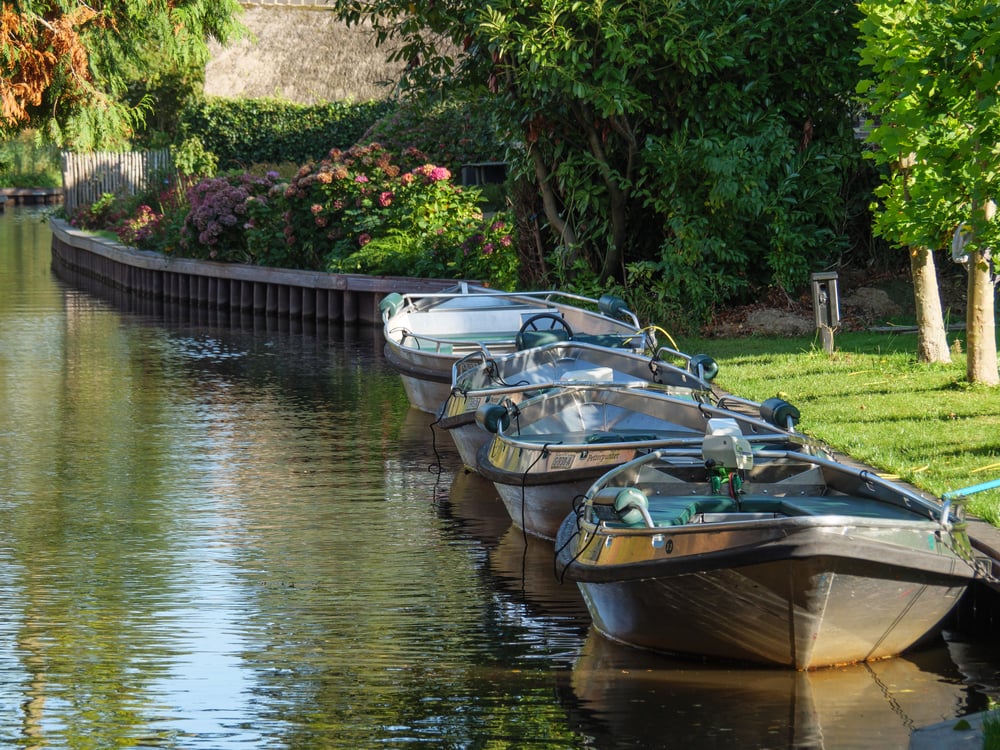 boats-lined-up-against-the-bank-in-giethoorn