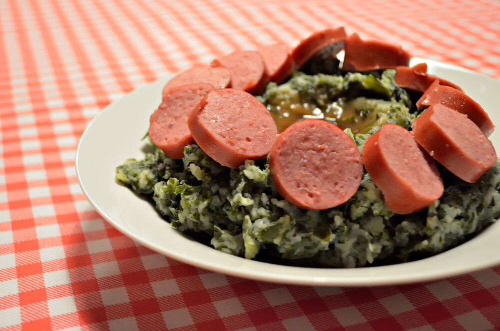 photo-of-traditional-dutch-food-stamppot-netherlands-close-up-white-and-red-table-cloth