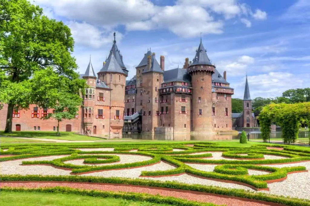 photo-of-breathtaking-castle-in-the-Netherlands-with-beautiful-garden-in-foreground
