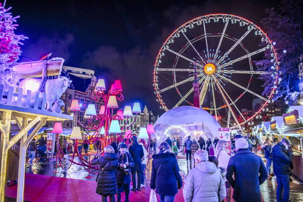 people-at-a-christmas-market-in-brussels-with-a-ferris-wheel-in-the-distance
