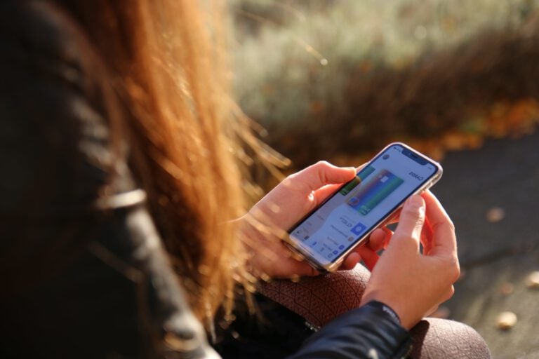 woman-using-bunq-on-her-phone-in-the-netherlands