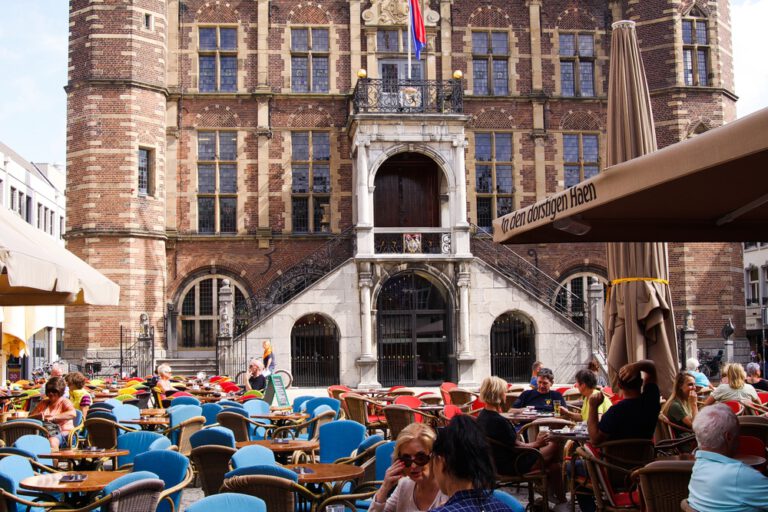 photo-people-sitting-at-outdoor-cafes-venlo-netherlands