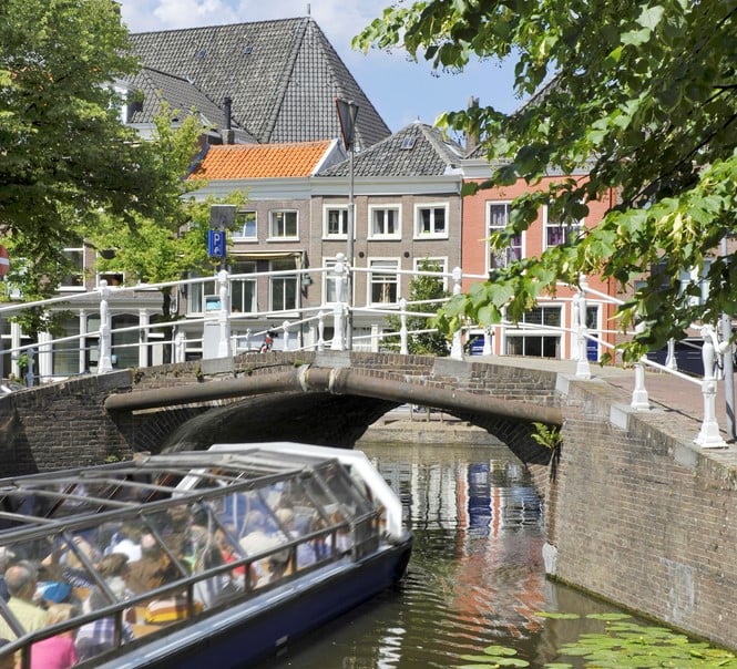 canal-tour-things-to-do-in-delft
