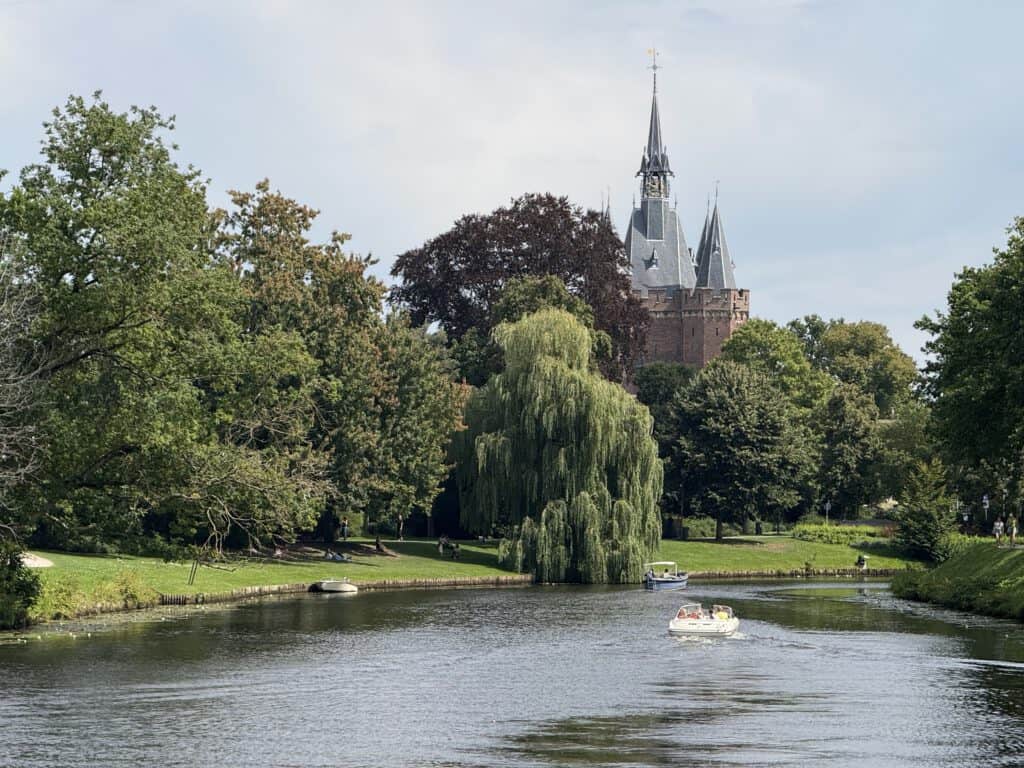 canals-in-zwolle-with-a-view-of-the-local-park