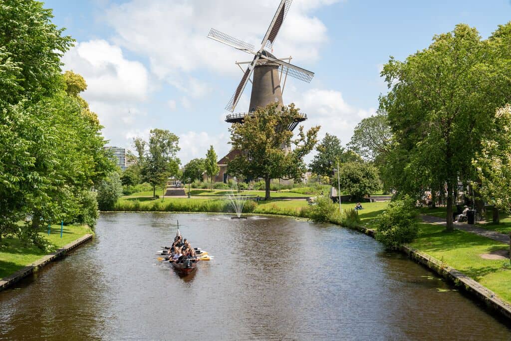 canoe-in-leiden-canal-during-maori-weekend-at-wereldmuseum-leiden