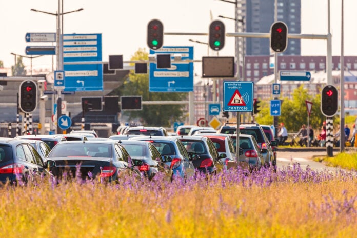 photo-cars-queuing-by-light-in-amsterdam