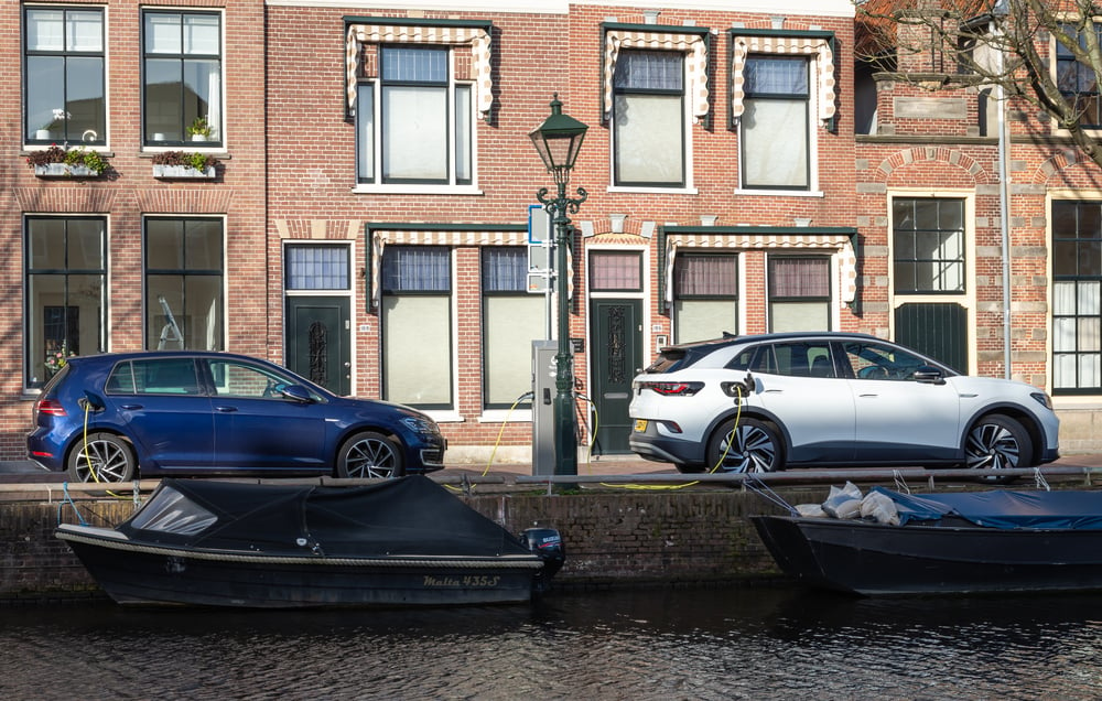 photo-two-electric-cars-charging-by-canal-in-alkmaar-netherlands