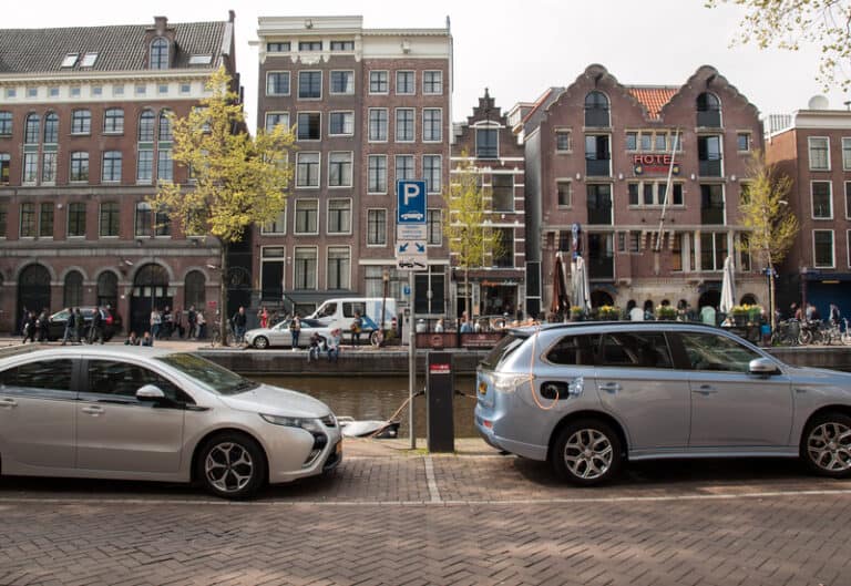 How people park their cars in Amsterdam is downright terrifying (video inside)