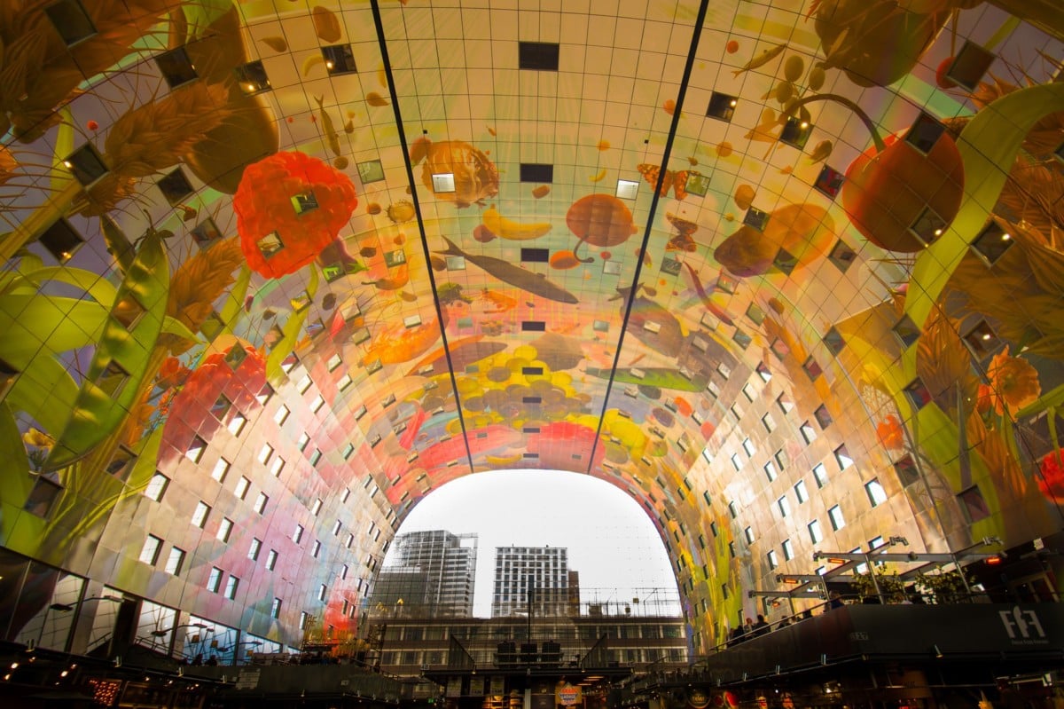 Picture-of-the-ceiling-in-the-indoor-market-Markthal-in-Rotterdam