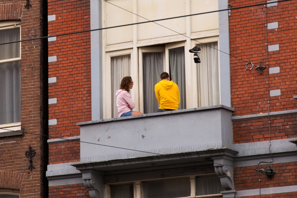 photo-two-people-sitting-on-balcony-in-amsterdam