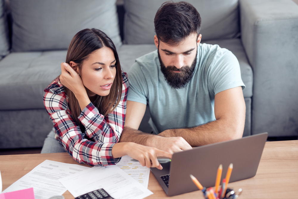 photo-young-couple-calculating-dutch-energy-bills