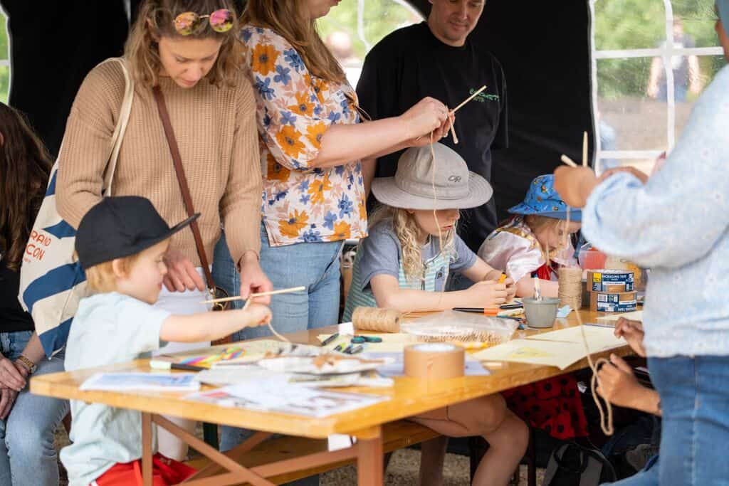 photo-of-parents-with-children-at-Wereldmuseum-Leiden-Māori-event