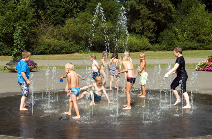 children-playing-in-fountain-in-the-netherlands