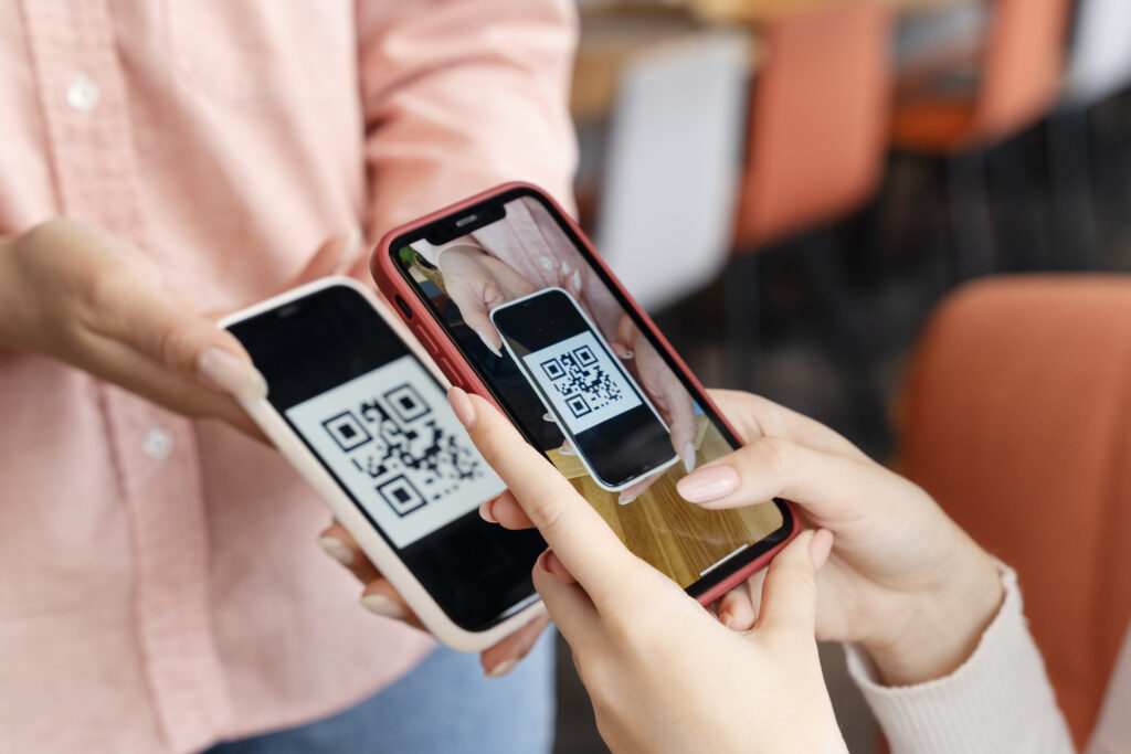 close-up-of-two-people-using-qr-code-to-split-the-bill-with-ING