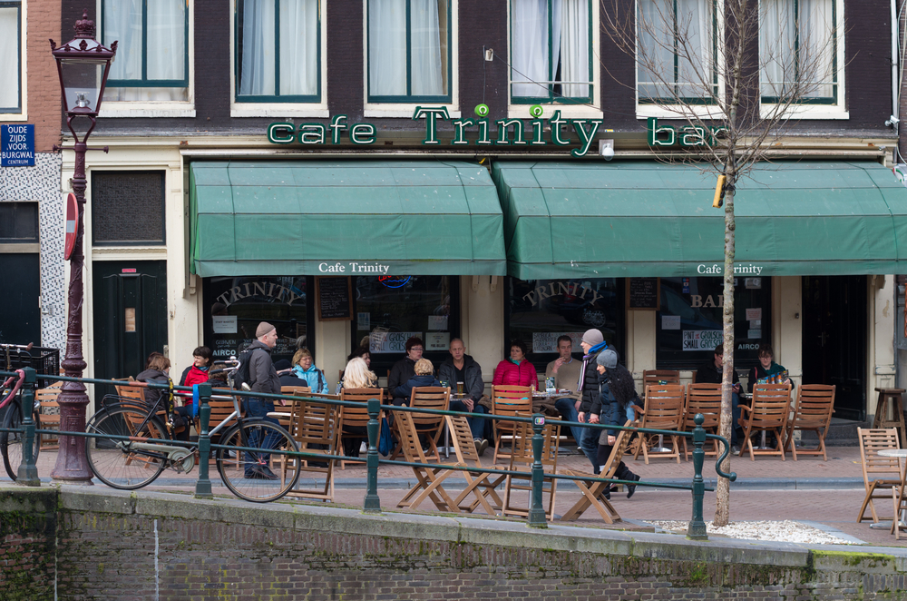 picture-of-people-sitting-on-a-terrace-in-winter-clothing