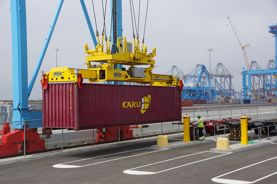 Image-of-moving-containers-in-the-rotterdam-port-pernis