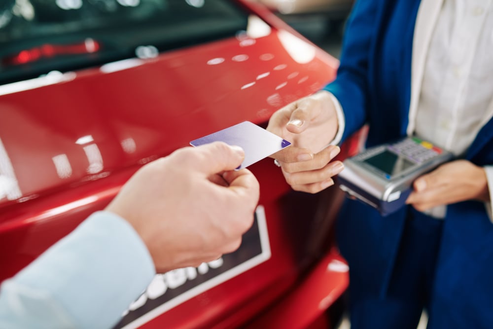 photo-client-paying-with-credit-card-for-car-rental