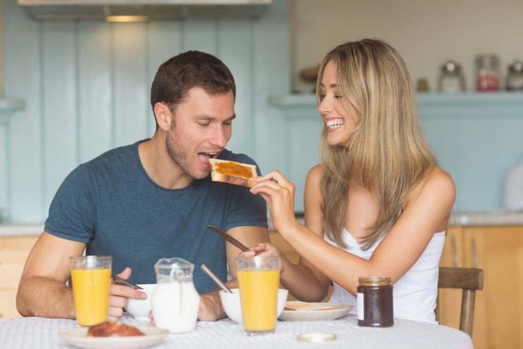 couple-having-breakfast-together-with-time-saved-thanks-to-time-saving-hacks
