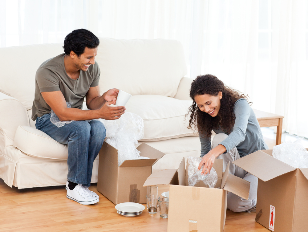 photo-of-couple-moving-into-netherlands-hosue