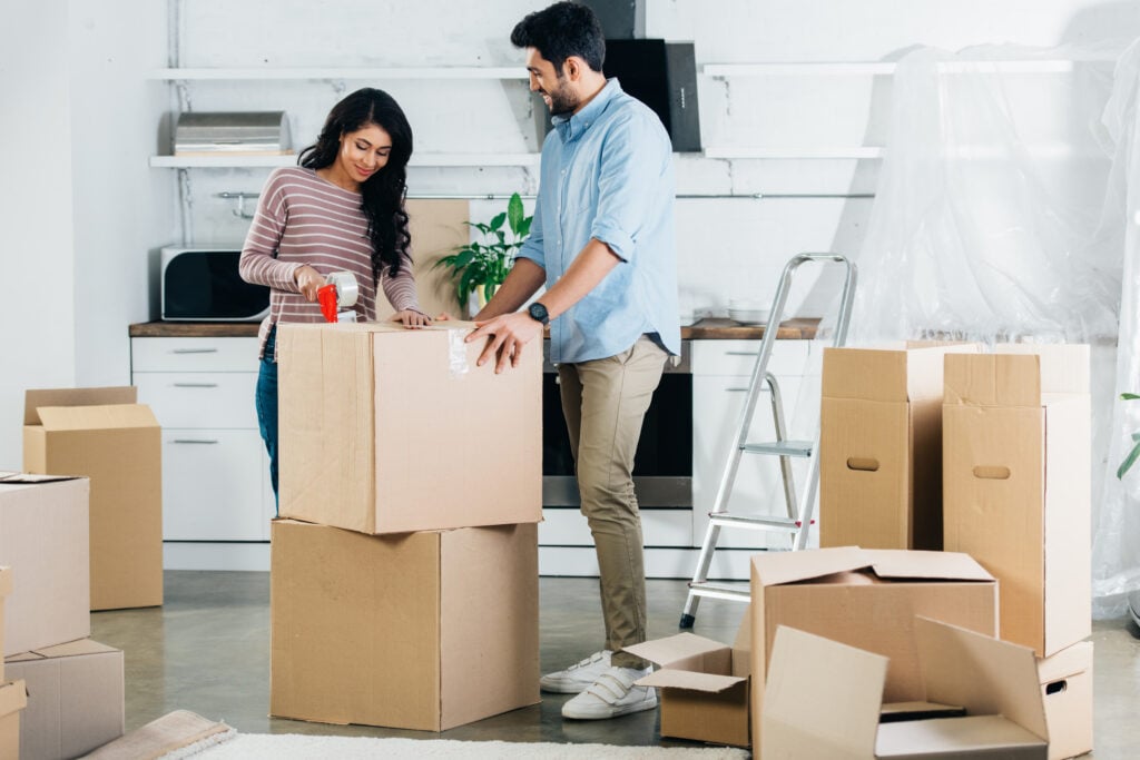 photo-of-couple-packing-boxes-for-international-move-relocating-to-the-netherlands-from-abroad