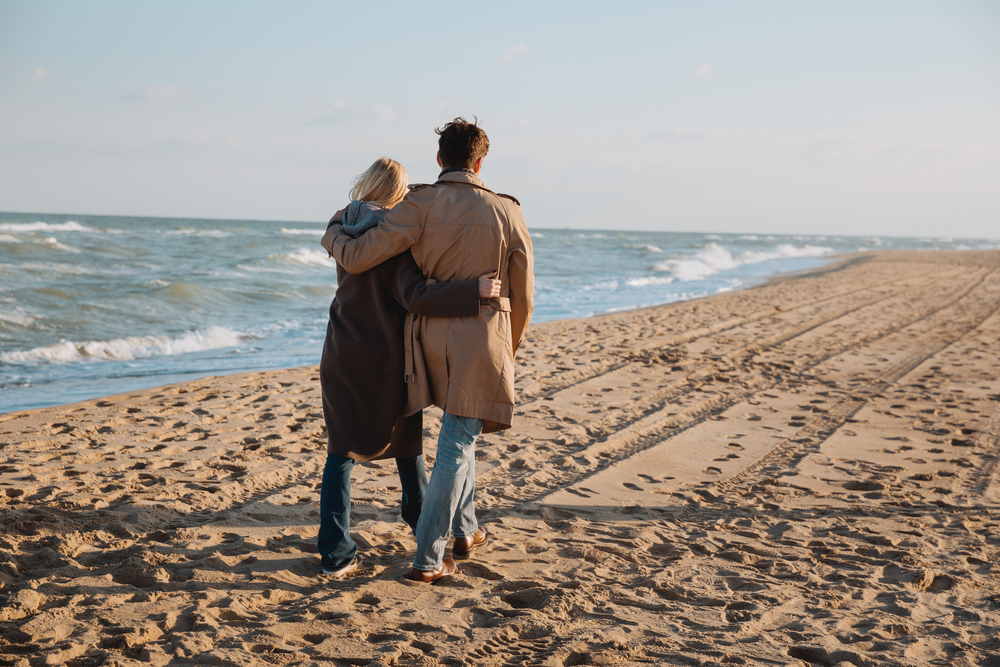 Couple-walking-together-on-the-beach-in-the-Netherlands-uitwaaien