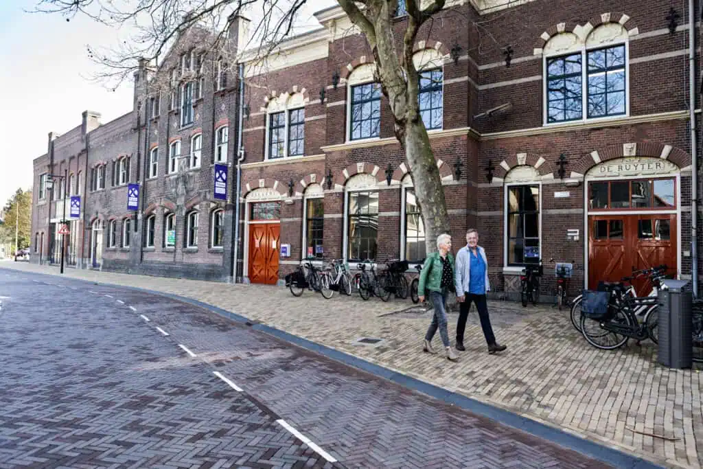 couple-walking-through-historic-centre-of-zaandam-on-weekend-trip-to-zaanstreek