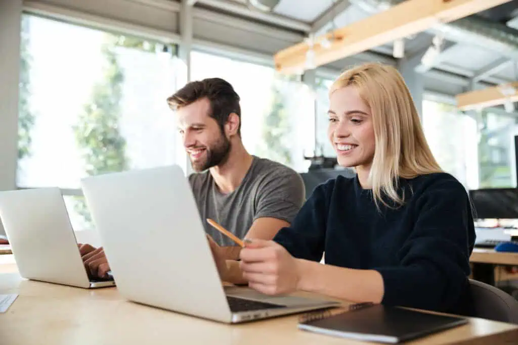 coworkers-at-dutch-company-typing-on-laptop-getting-paid-quickly-with-their-dutch-bans