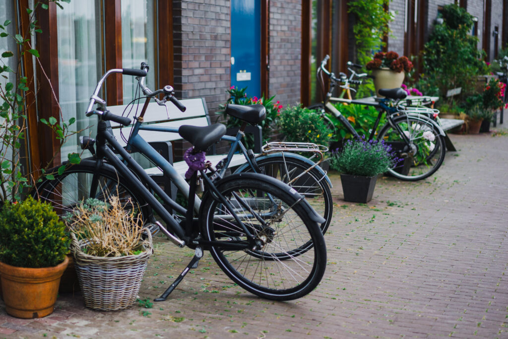 Cozy-courtyard-of-Amsterdam-with-bikes-and-flowers
