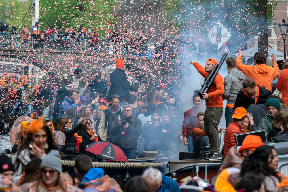 picture-of-crowd-on-the-canal-celebrating-kingsday-in-Amsterdam