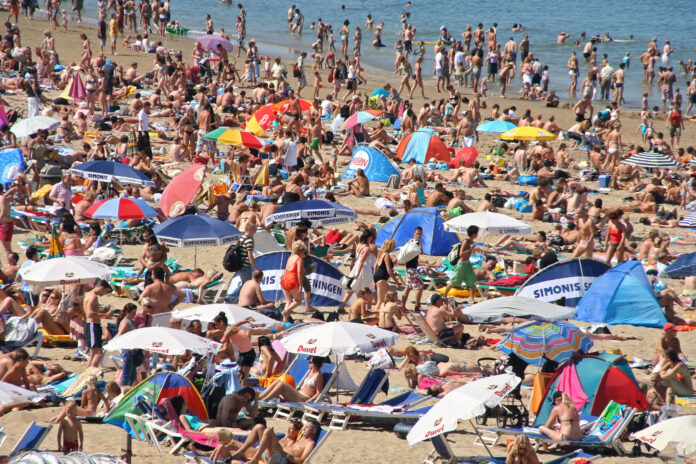 photo-of-crowded-beach-at-scheveningen-in-the-sunshine