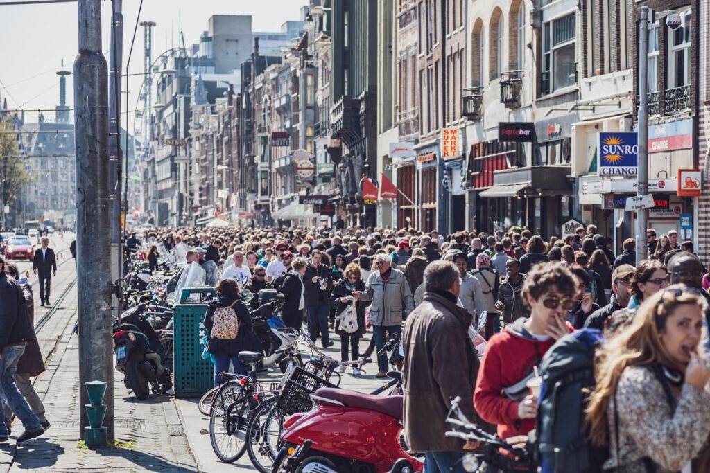 crowded-street-sidewalk-with-busy-people-in-centre-of-amsterdam-netherlands