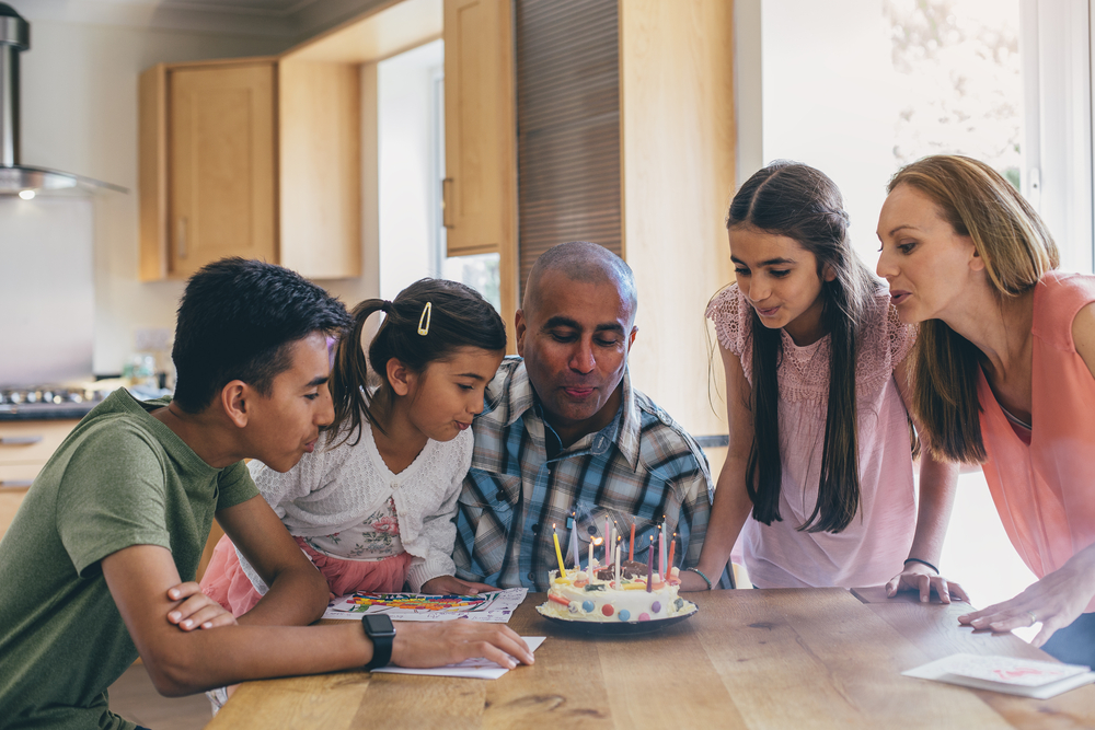 Family-celebrates-their-dads-birthday-in-the-netherlands