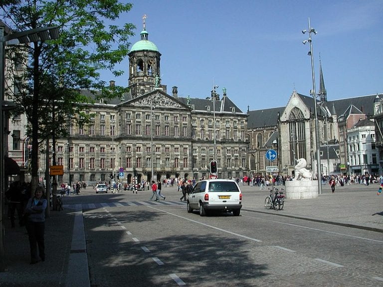 Man stabbed at Dam Square; stabber still at large