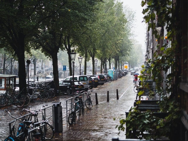 People-walking-in-the-rain-in-Amsterdam