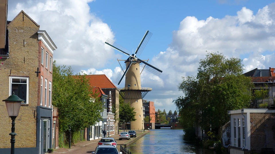 canal-view-in-schiedam-with-tallest-windmill-in-the-world