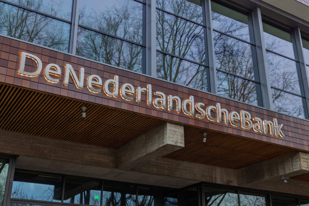 facade-of-de-nederlandsche-bank-building