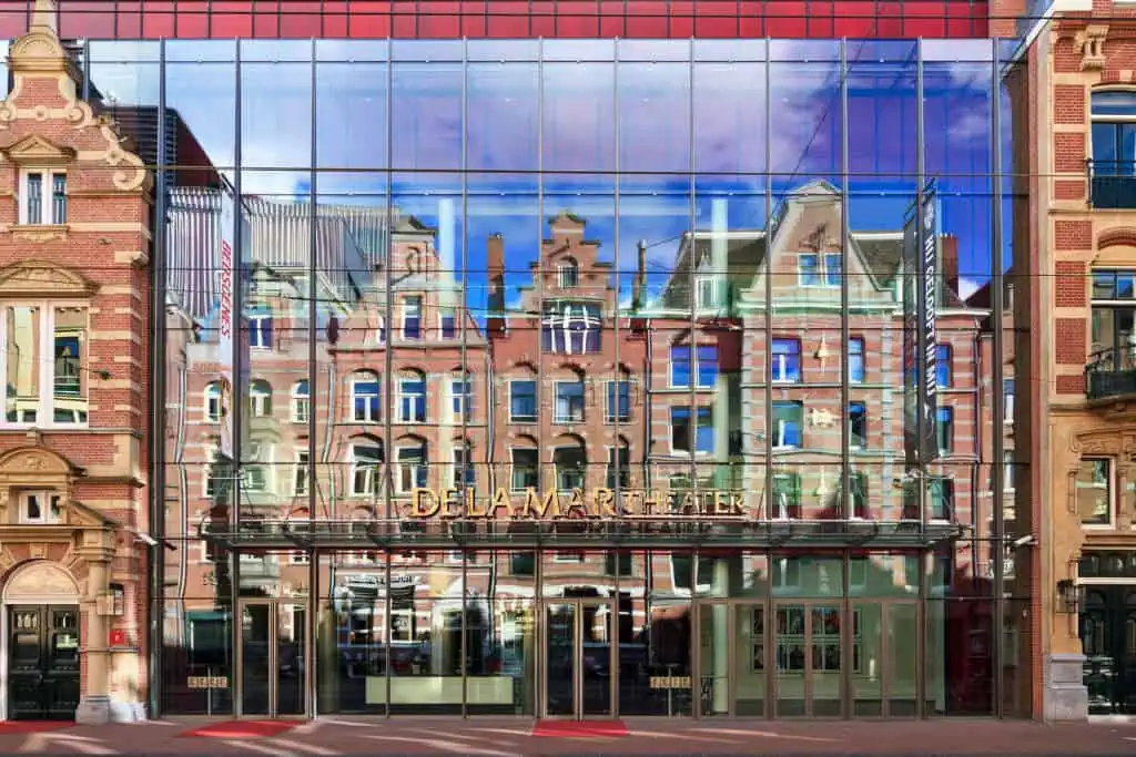 delamar-teatro-exterior-em-um-dia-de-primavera-de-abril