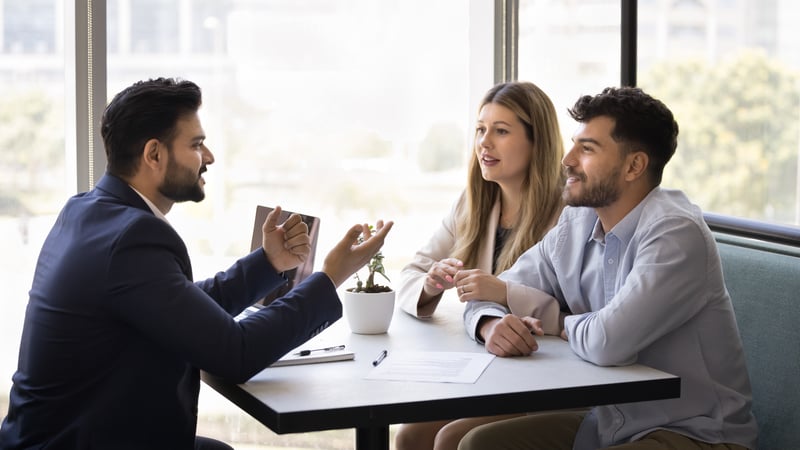 photo-of-married-couple-discussing-different-Dutch-mortgage-types-in-the-Netherlands