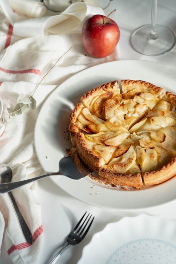 beautiful-homemade-apple-pie-on-laid-table-with-apple-decoration