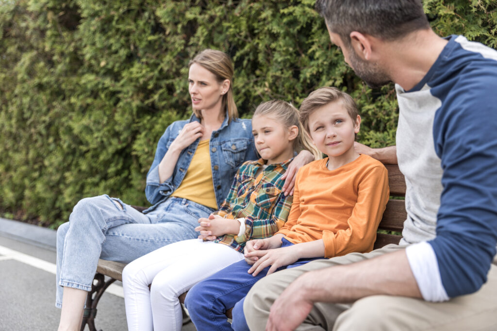 photo-of-children-sitting-on-bench-in-the-Netherlands-talking-about-parents-divorce-with-parents