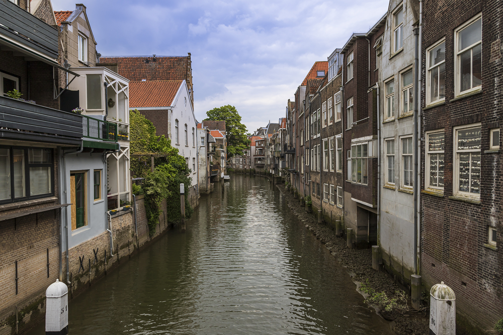 dordrecht-canal-between-old-houses