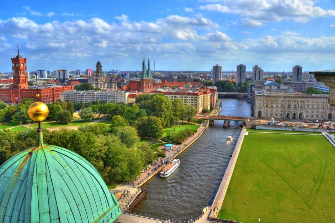 drone-view-of-berlin-germany-taken-from-the-berliner-dome-over-lush-lawns-and-the-skyline