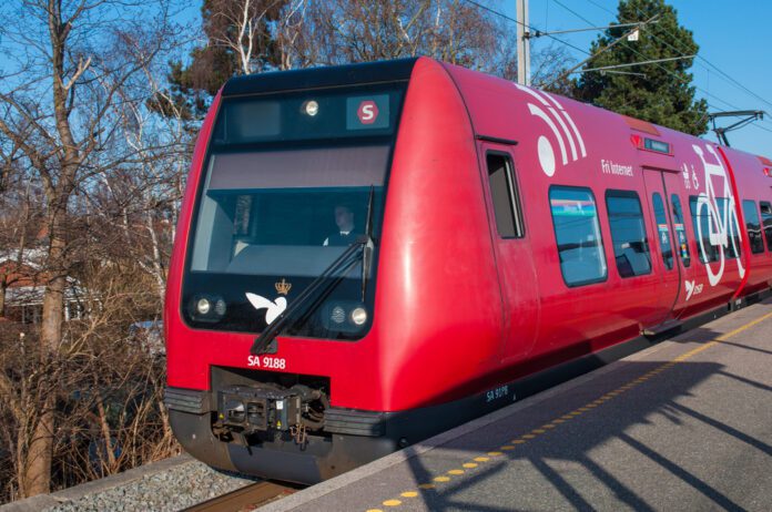 red-and-black-dsb-danish-railway-company-train-pulling-up-at-platform-in-copenhagen-on-sunny-day