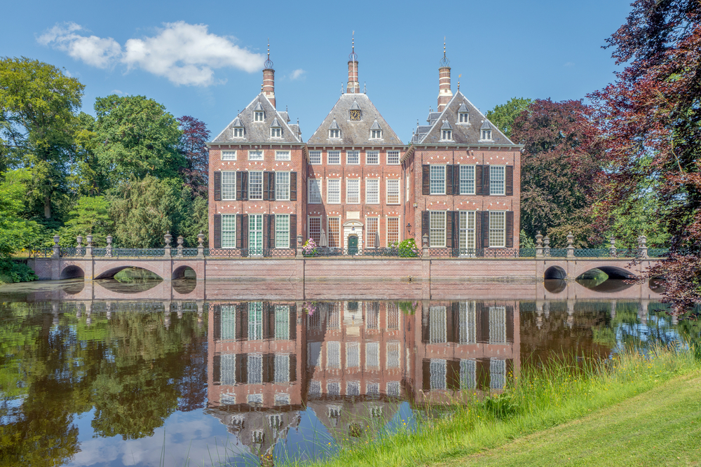 photo-duivenvoorde-castle-voorschoten-netherlands-on-a-summer-day