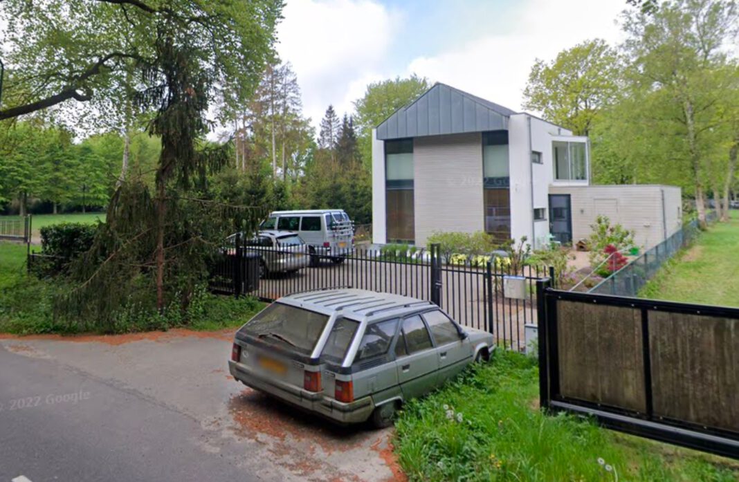 google-maps-screenshot-of-wrecked-car-left-outside-luxe-villa